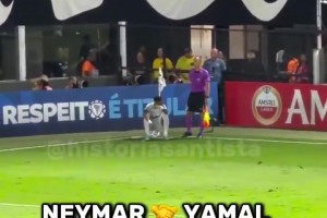 好兄弟！内马尔今天模仿亚马尔坐在球上，用这种方式声援了亚马尔