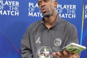 一秒变脸！登贝莱自拍前一脸不爽，然后瞬间阳光笑容