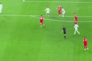 国外球迷批姆巴佩散步：全程注视着队友防守