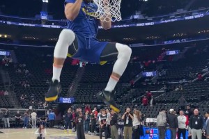 金州拉文上线~库里赛前秀自抛自扣！双臂“霸气”挂筐