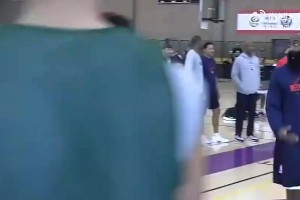 快船训练视频曾曝出：保罗觉得训练有问题，通过哈登转达给卢指导