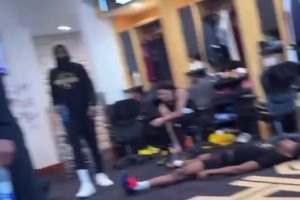 米切尔晒骑士训练后更衣室情况：有人都累到躺下了