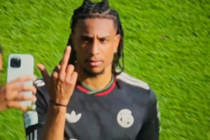 赛后穆西亚拉找奥利塞合影时遭怒送中指