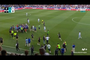 罕见暴力一幕！萨拉戈萨门将不满主裁红牌判罚，重拳击倒对方后卫