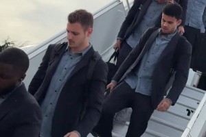 欧洲最强战力正面对决！拜仁全队抵达巴黎，欧冠半决赛即将打响