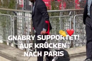 格纳布里拄着拐杖随队前往巴黎，为队友们加油助威！