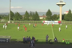 开场闪击！意大利U15后卫接回传时滑倒，沙明得球突进抽射破门！