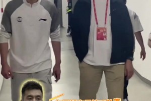 马刺的超六传承！赛前吉诺比利和凯尔登与最佳第六人奖杯合影