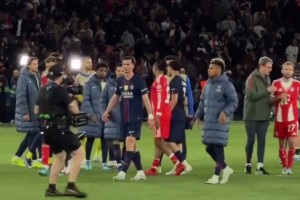 球员踢爽了，球迷看爽了！大巴黎与拜仁球员赛后友好握手惺惺相惜