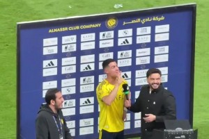 吉达球迷向C罗炫耀两座亚冠！C罗手势亮出五座欧冠回击！