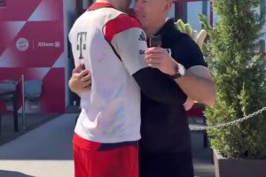 回来探亲了！罗本参观拜仁训练，和球员们友好互动！